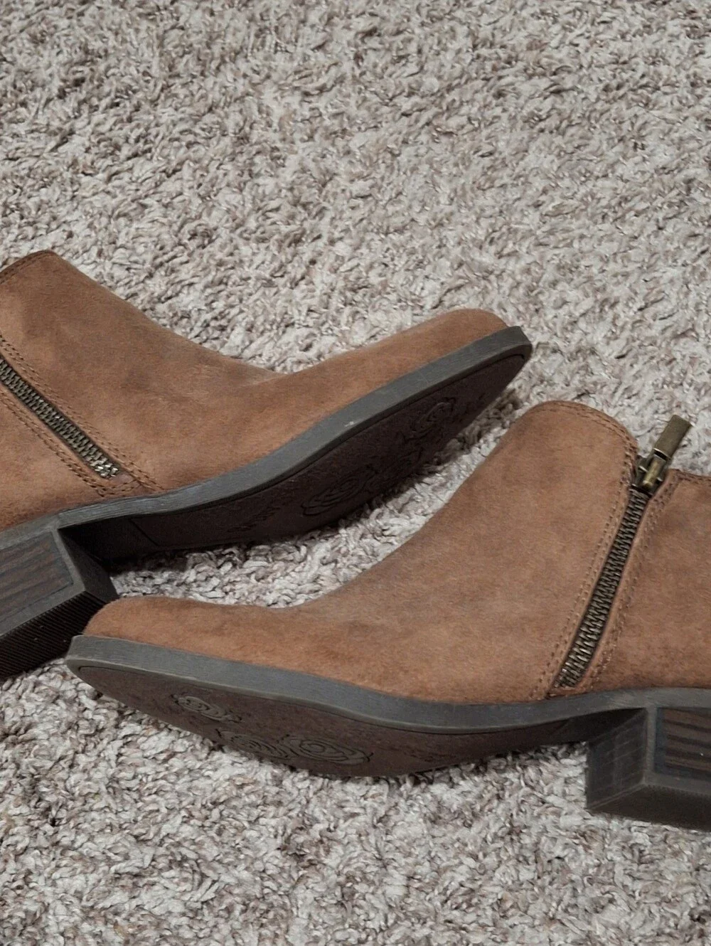 Carlos Santana Women's Ankle Boots in Brown Suede with Side Zip Size 7